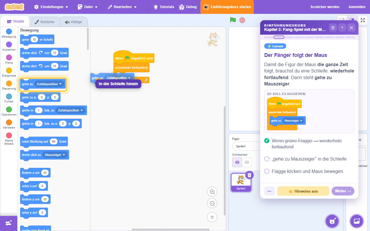 Scratch-Editor mit dem Kursfenster. Ein animierter Hinweis zeigt, wie der Block „gehe zu“ in die Schleife gezogen wird.